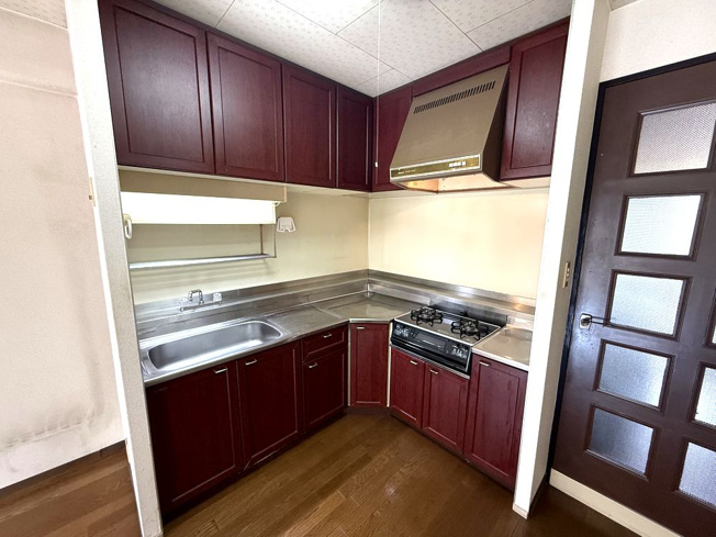 【キッチン】 | ファミリープラザ泉北光明池C棟 | L型キッチンなので作業効率もあがります。