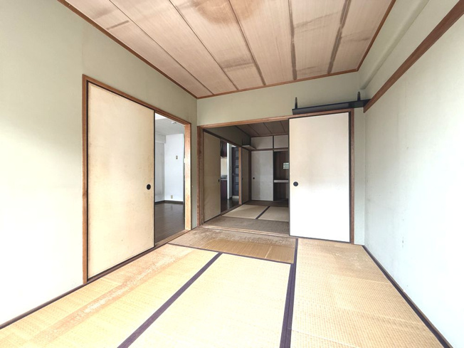 【和室】 | ファミリープラザ泉北光明池C棟 | 和室にジュータンを敷く使い方も良いですね。