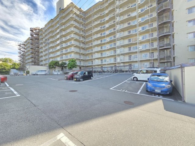 【その他】 | ファミリープラザ泉北光明池C棟 | 駐車場も平面でゆったりしています。