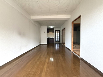 【居間・リビング】 | ファミリープラザ泉北光明池C棟 | リビングテーブルもゆったり置けます。