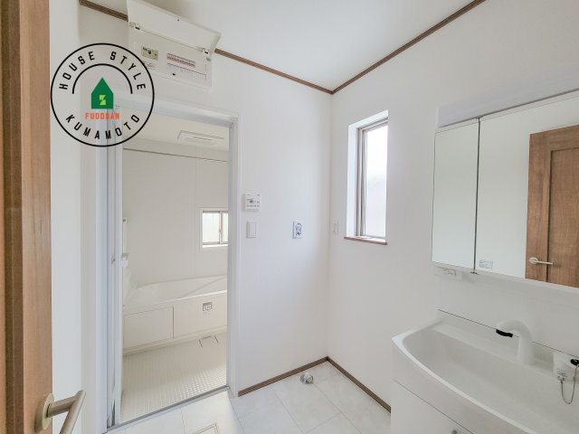 熊本市東区月出7丁目第1-5棟（A号棟）の脱衣所|ゆとりの洗面スペースで朝の身支度もスムーズに。暮らしを快適に変えるシャワー付洗面台です！