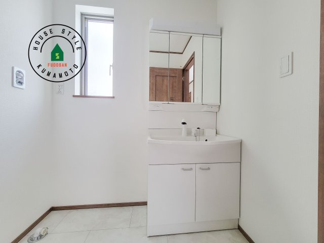 熊本市東区月出7丁目第1-5棟（A号棟）の独立洗面台|毎日使うものだから清潔な空間を保ちたい水回り。洗面にはそんな願いを解消させてくれる収納アイデアが満載です。三面鏡の裏側にはキャビネットが現れ小物から背の高い物まで収納できます。