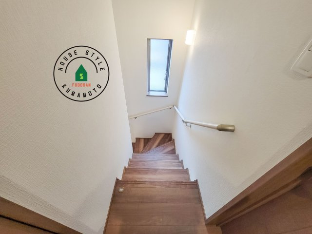 熊本市東区月出7丁目第1-5棟（A号棟）の内装|＜手すり付階段＞手すりがないと階段の昇り降りで危険なことはもちろん、壁に手をつきながら歩くことで壁紙が汚れやすくなります。すべての方に快適に昇り降りしていただくため、手すりを設置しました。