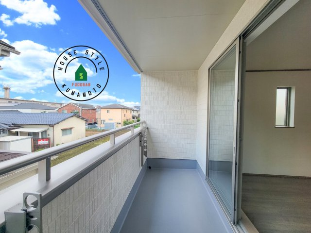 熊本市東区月出7丁目第1-5棟（A号棟）のバルコニー|風をしっかりと感じられるバルコニーでは、毎日が洗濯日和です。広々としているので洗濯も楽しくなるでしょうし、気分転換にバルコニーからの眺めを楽しむのもいいでしょう。