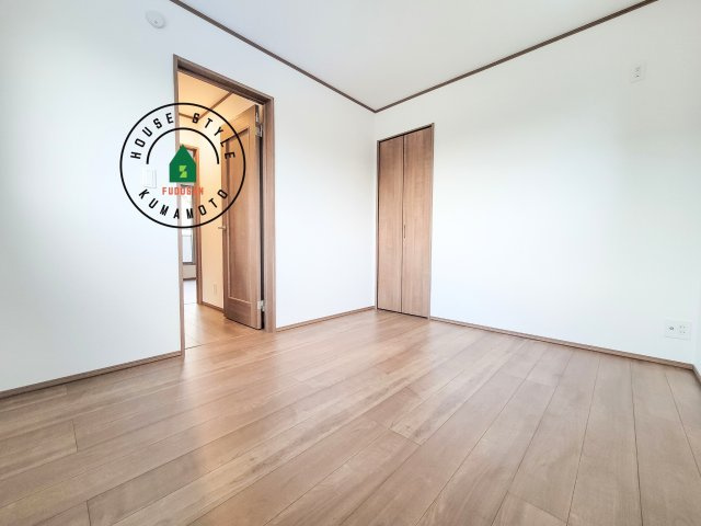 熊本市東区月出7丁目第1-5棟（A号棟）の洋室|柔らかい陽光が差し込む明るいお部屋を演出する設計。彩光の取れる窓が気持ちの良いお部屋を創り上げます。