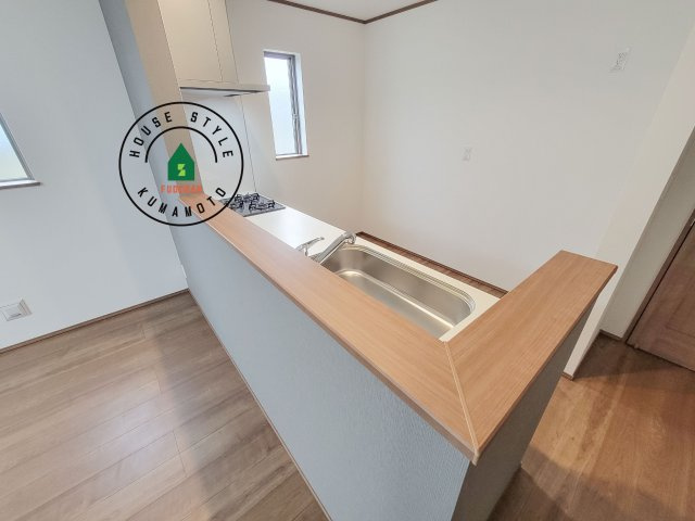 熊本市東区月出7丁目第1-5棟（A号棟）のダイニング|キッチンから立ち込める香りが今日の料理を期待させます。