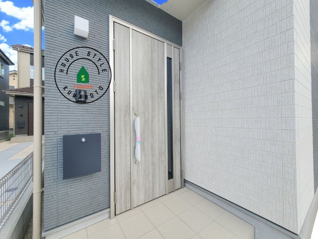 熊本市東区月出7丁目第1-5棟（A号棟）の玄関|おでかけの時も帰った時も、「我が家」を最初に感じでもらえる素敵な空間に。