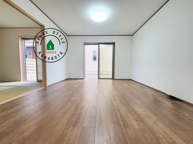 熊本市東区月出7丁目第1-5棟（A号棟）の居間・リビング|多くの時間を過すことになるリビングだからこそ、いつも穏やかな空間・解放感が味わえ毎日が充実します。