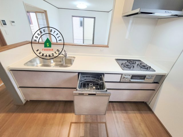 熊本市東区月出7丁目第1-5棟（A号棟）のキッチン|ご家族を近くに感じられる対面キッチンのLDK。会話もはずみそうですね。