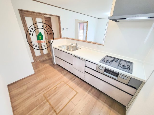 熊本市東区月出7丁目第1-5棟（A号棟）のキッチン|ダイニングテーブルへの配膳がラクラク、お料理はかどるカウンター付きシステムキッチン！