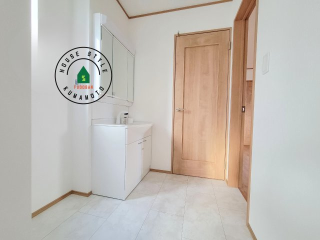 熊本市東区月出7丁目第1-5棟（B号棟）の脱衣所|ゆとりの洗面スペースで朝の身支度もスムーズに。暮らしを快適に変えるシャワー付洗面台です！