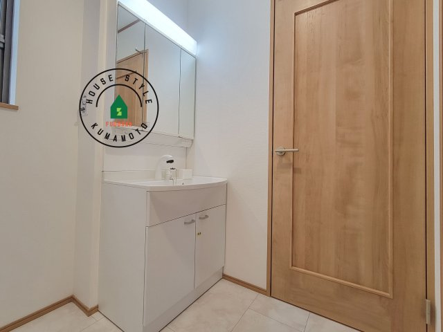 熊本市東区月出7丁目第1-5棟（B号棟）の独立洗面台|毎日使うものだから清潔な空間を保ちたい水回り。洗面にはそんな願いを解消させてくれる収納アイデアが満載です。三面鏡の裏側にはキャビネットが現れ小物から背の高い物まで収納できます。