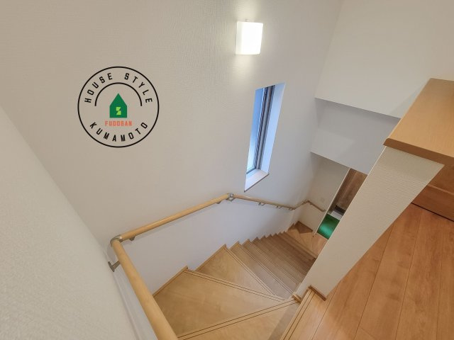 熊本市東区月出7丁目第1-5棟（B号棟）の内装|＜手すり付階段＞手すりがないと階段の昇り降りで危険なことはもちろん、壁に手をつきながら歩くことで壁紙が汚れやすくなります。すべての方に快適に昇り降りしていただくため、手すりを設置しました。