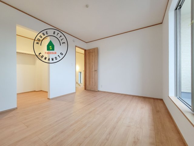 熊本市東区月出7丁目第1-5棟（B号棟）の寝室|主寝室には収納力に優れたクローゼットがありますので、お部屋もすっきり片付きます。