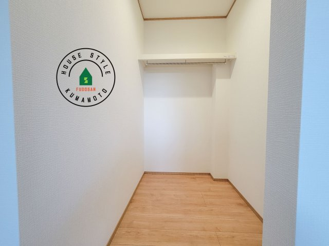 熊本市東区月出7丁目第1-5棟（B号棟）の収納|洋服や大きな荷物が多い方や人数の多いご家族などは、一般的なクローゼットよりもウォークインクローゼットのほうが使い勝手が良いです。