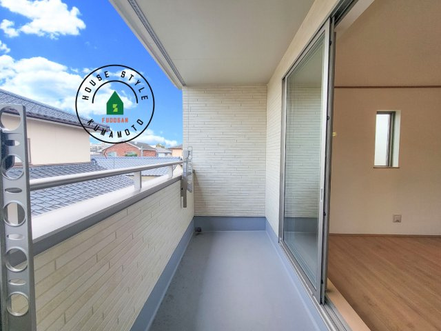 熊本市東区月出7丁目第1-5棟（B号棟）のバルコニー|風をしっかりと感じられるバルコニーでは、毎日が洗濯日和です。広々としているので洗濯も楽しくなるでしょうし、気分転換にバルコニーからの眺めを楽しむのもいいでしょう。