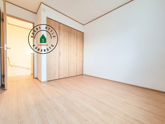 熊本市東区月出7丁目第1-5棟（B号棟）の洋室|柔らかい陽光が差し込む明るいお部屋を演出する設計。彩光の取れる窓が気持ちの良いお部屋を創り上げます。