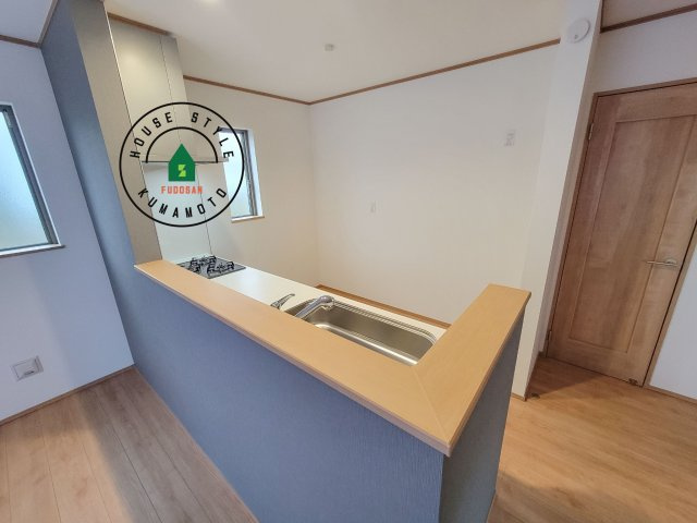 熊本市東区月出7丁目第1-5棟（B号棟）のダイニング|キッチンから立ち込める香りが今日の料理を期待させます。