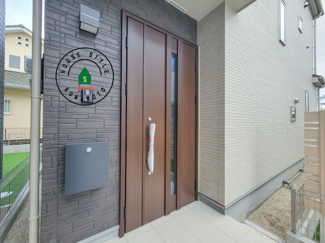 熊本市東区月出7丁目第1-5棟（B号棟）の玄関|おでかけの時も帰った時も、「我が家」を最初に感じでもらえる素敵な空間に。