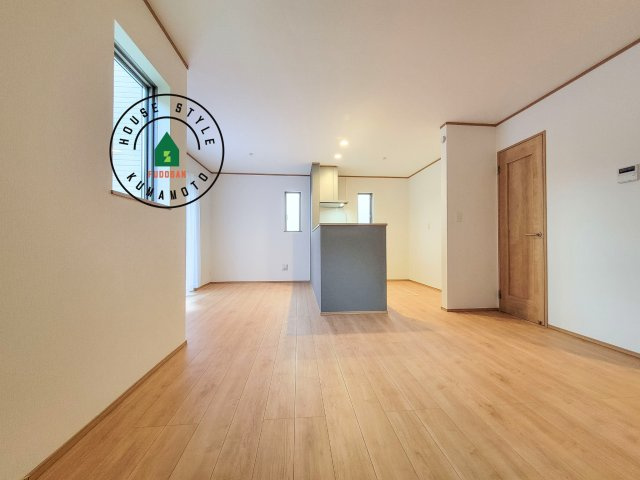 熊本市東区月出7丁目第1-5棟（B号棟）の居間・リビング|キッチンからリビングをしっかり確認できます。家族の笑顔があふれる空間になりそうですね。