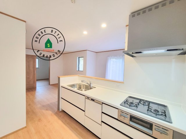 熊本市東区月出7丁目第1-5棟（B号棟）のキッチン|ダイニングテーブルへの配膳がラクラク、お料理はかどるカウンター付きシステムキッチン！