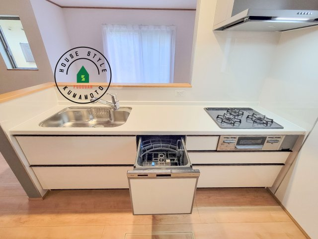 熊本市東区月出7丁目第1-5棟（B号棟）のキッチン|ご家族を近くに感じられる対面キッチンのLDK。会話もはずみそうですね。