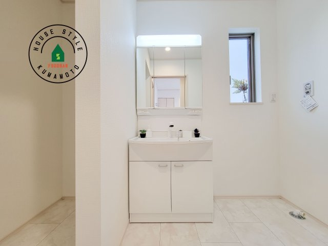 熊本市東区月出7丁目第1-5棟（C号棟）の内観：施工例|毎日使うものだから清潔な空間を保ちたい水回り。洗面にはそんな願いを解消させてくれる収納アイデアが満載です。三面鏡の裏側にはキャビネットが現れ小物から背の高い物まで収納できます。