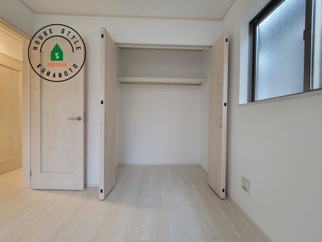 熊本市東区月出7丁目第1-5棟（C号棟）の内観：施工例|洋服や大きな荷物が多い方や人数の多いご家族などは、一般的なクローゼットよりもウォークインクローゼットのほうが使い勝手が良いです。