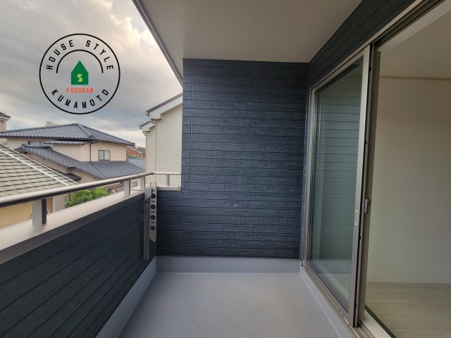 熊本市東区月出7丁目第1-5棟（C号棟）の外観：施工例|風をしっかりと感じられるバルコニーでは、毎日が洗濯日和です。広々としているので洗濯も楽しくなるでしょうし、気分転換にバルコニーからの眺めを楽しむのもいいでしょう。