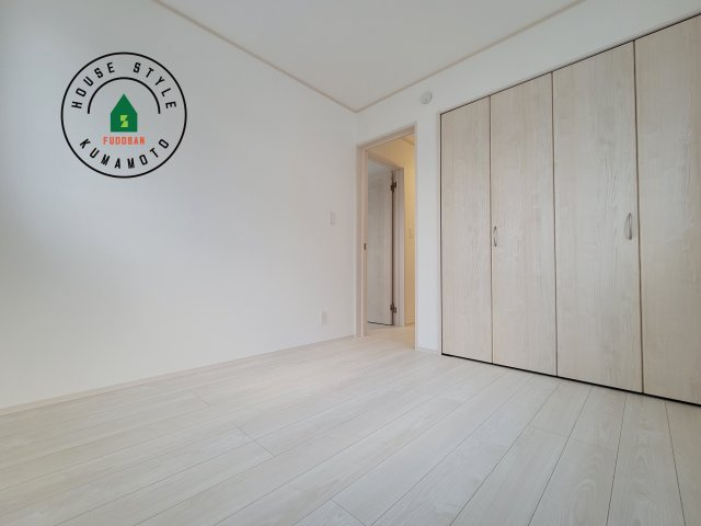 熊本市東区月出7丁目第1-5棟（C号棟）の内観：施工例|柔らかい陽光が差し込む明るいお部屋を演出する設計。彩光の取れる窓が気持ちの良いお部屋を創り上げます。