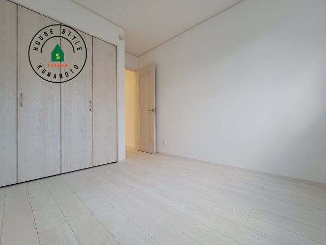 熊本市東区月出7丁目第1-5棟（C号棟）の内観：施工例|穏やかな光が差し込む室内には、穏やかな時間が流れます。