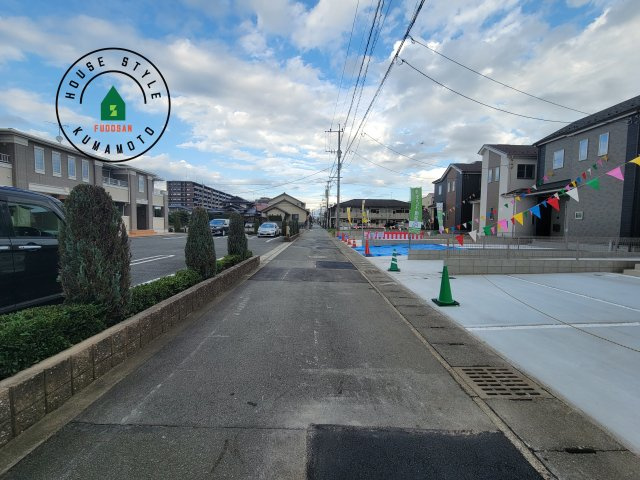 熊本市東区月出7丁目第1-5棟（C号棟）の前面道路含む現地写真|前面道路は閑静な住宅地をはしる車通りの少ない道路。お車の出し入れが苦手なママや小さなお子様にも安心ですね。しっかり舗装もされているので、ベビーカーや自転車で通っても快適に通行できます。
