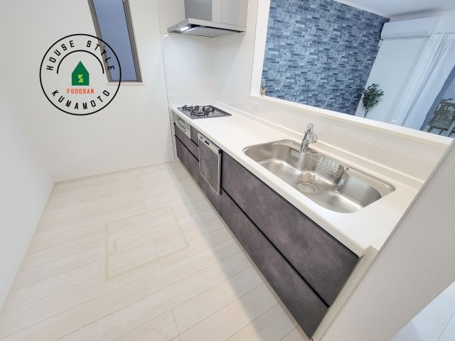 熊本市東区月出7丁目第1-5棟（C号棟）の内観：施工例|ご家族を近くに感じられる対面キッチンのLDK。会話もはずみそうですね。