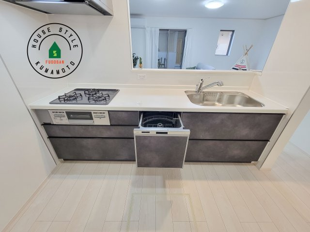 熊本市東区月出7丁目第1-5棟（C号棟）の内観：施工例|ダイニングテーブルへの配膳がラクラク、お料理はかどるカウンター付きシステムキッチン！