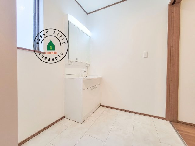 熊本市東区月出7丁目第1-5棟（D号棟）の脱衣所|ゆとりの洗面スペースで朝の身支度もスムーズに。暮らしを快適に変えるシャワー付洗面台です！