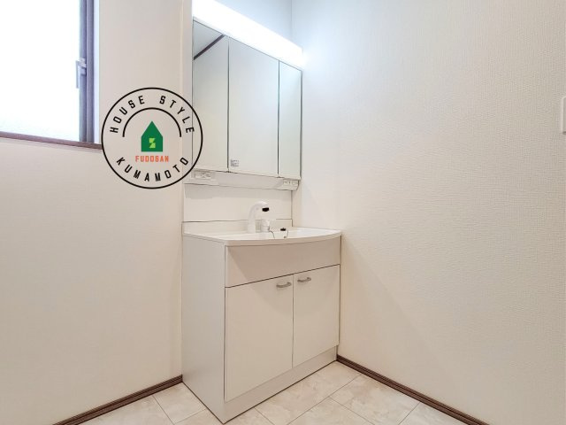 熊本市東区月出7丁目第1-5棟（D号棟）の独立洗面台|毎日使うものだから清潔な空間を保ちたい水回り。洗面にはそんな願いを解消させてくれる収納アイデアが満載です。三面鏡の裏側にはキャビネットが現れ小物から背の高い物まで収納できます。