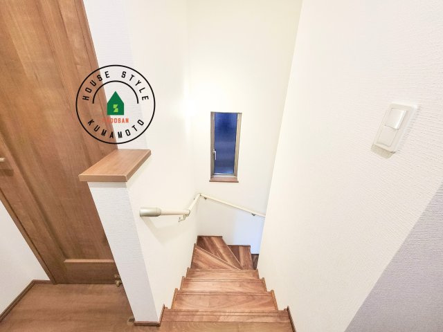 熊本市東区月出7丁目第1-5棟（D号棟）の内装|＜手すり付階段＞手すりがないと階段の昇り降りで危険なことはもちろん、壁に手をつきながら歩くことで壁紙が汚れやすくなります。すべての方に快適に昇り降りしていただくため、手すりを設置しました。