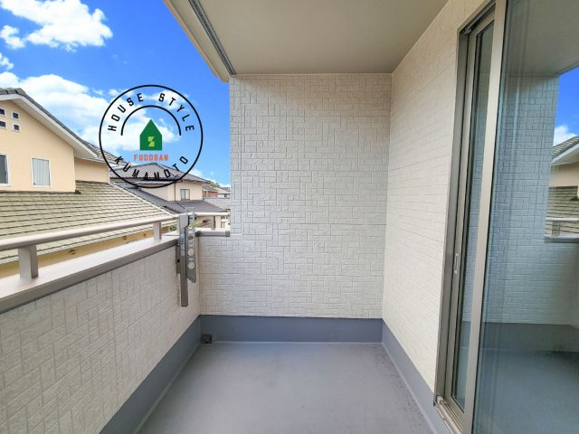 熊本市東区月出7丁目第1-5棟（D号棟）のバルコニー|風をしっかりと感じられるバルコニーでは、毎日が洗濯日和です。広々としているので洗濯も楽しくなるでしょうし、気分転換にバルコニーからの眺めを楽しむのもいいでしょう。