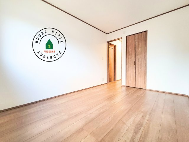 熊本市東区月出7丁目第1-5棟（D号棟）の洋室|柔らかい陽光が差し込む明るいお部屋を演出する設計。彩光の取れる窓が気持ちの良いお部屋を創り上げます。