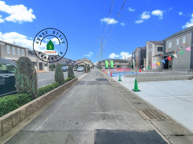 熊本市東区月出7丁目第1-5棟（D号棟）の前面道路含む現地写真|前面道路は閑静な住宅地をはしる車通りの少ない道路。お車の出し入れが苦手なママや小さなお子様にも安心ですね。しっかり舗装もされているので、ベビーカーや自転車で通っても快適に通行できます。