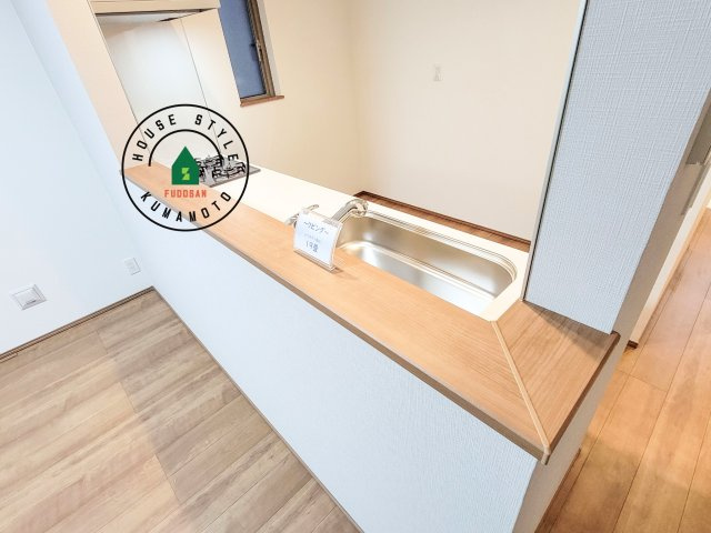 熊本市東区月出7丁目第1-5棟（D号棟）のダイニング|キッチンから立ち込める香りが今日の料理を期待させます。