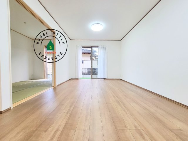 熊本市東区月出7丁目第1-5棟（D号棟）の居間・リビング|多くの時間を過すことになるリビングだからこそ、いつも穏やかな空間・解放感が味わえ毎日が充実します。