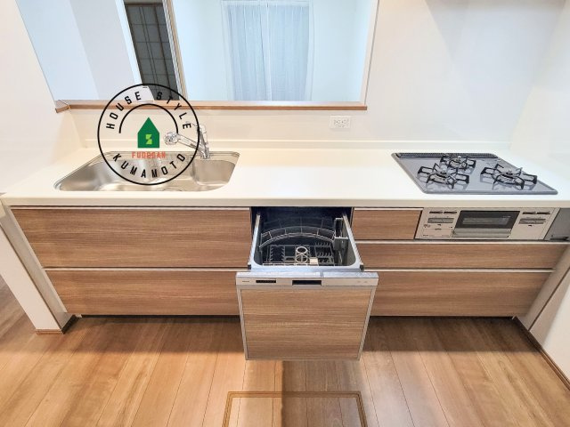 熊本市東区月出7丁目第1-5棟（D号棟）のキッチン|ご家族を近くに感じられる対面キッチンのLDK。会話もはずみそうですね。