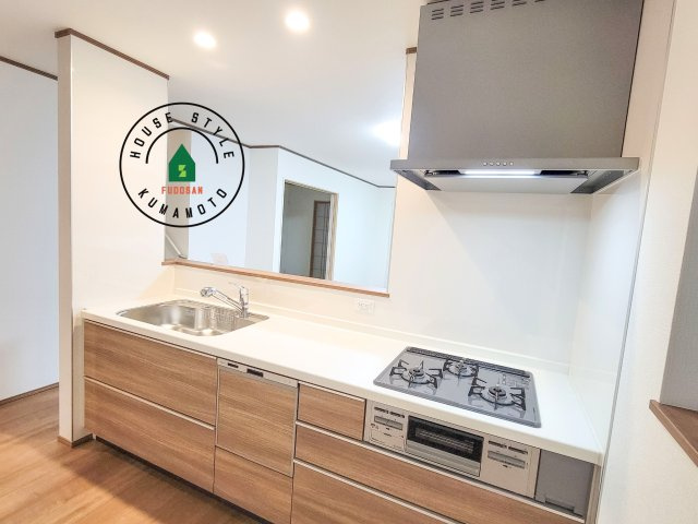 熊本市東区月出7丁目第1-5棟（D号棟）のキッチン|ダイニングテーブルへの配膳がラクラク、お料理はかどるカウンター付きシステムキッチン！