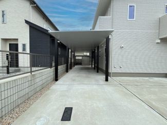 【駐車場】 | 彦根市南川瀬町 築浅一条工務店施工の家 | 上級グレードのカーポート！車２台分ございます。
その他駐車スペース１台ございます。
