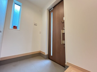 【玄関】 | 彦根市南川瀬町 築浅一条工務店施工の家 | 日当たり良好の玄関です。
また玄関は電子スマートキー対応となっております。