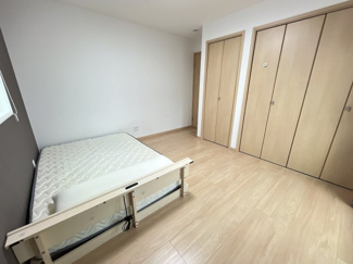 【寝室】 | 彦根市南川瀬町 築浅一条工務店施工の家 | 収納スペースたっぷりの寝室です。
エアコン付きです。