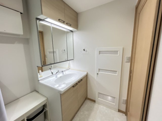 【独立洗面台】 | 彦根市南川瀬町 築浅一条工務店施工の家 | 使いやすい三面鏡の洗面台です。