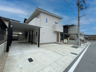 【外観】 | 彦根市南川瀬町 築浅一条工務店施工の家 | 駐車スペース充実しております。