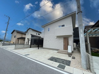 【外観】 | 彦根市南川瀬町 築浅一条工務店施工の家 | LIXILスマート宅配BOX付きです。